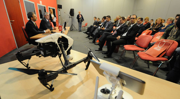 Дрон процењује штету на њивама